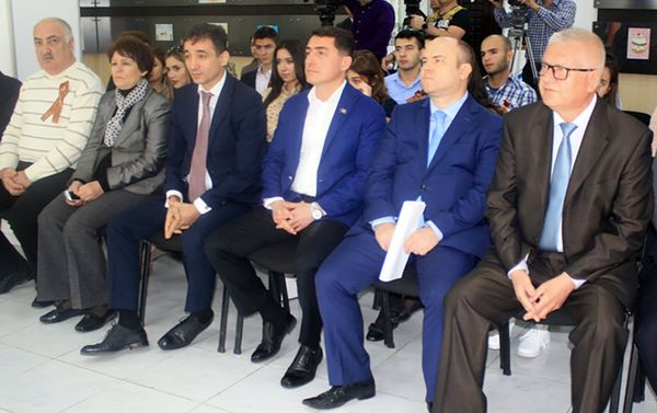 Присутствующие депутаты, дипломаты, журналисты также приняли участие в тестировании Присутствующие депутаты, дипломаты, журналисты также приняли участие в тестировании - Sputnik Азербайджан