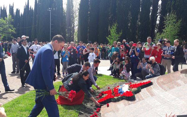 Возложение венков и цветов к памятнику воинам-адлерцам, павшим за Родину в боях Великой Отечественной войны - Sputnik Азербайджан