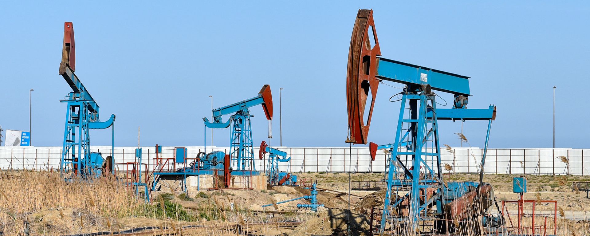 Нефтяные насосы в Баку - Sputnik Азербайджан, 1920, 12.06.2025