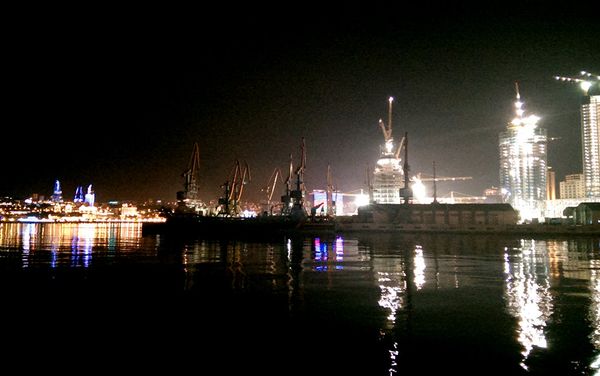 Заработок и условия работы на таких стройках сильно разнятся в зависимости от района столицы, где ведется строительство - Sputnik Азербайджан