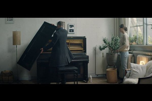 Кадр из фильма Advertentie. Актеры: Рэймонд Тири и Вупи ван Раам Кадр из фильма Advertentie. Актеры: Рэймонд Тири и Вупи ван Раам - Sputnik Азербайджан
