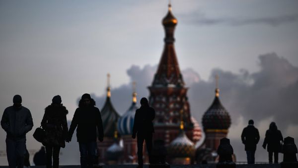 Люди на Красной площади в Москве - Sputnik Азербайджан