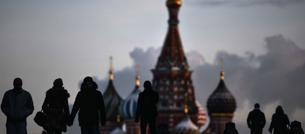 Люди на Красной площади в Москве - Sputnik Азербайджан