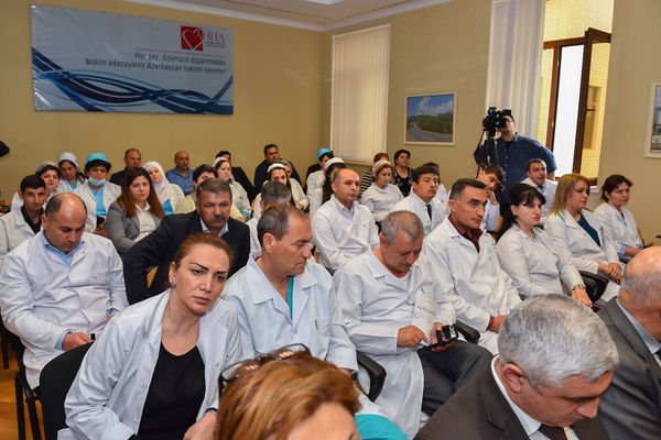 Врачи из прифронтовой зоны на конференции Врачи из прифронтовой зоны на конференции - Sputnik Азербайджан