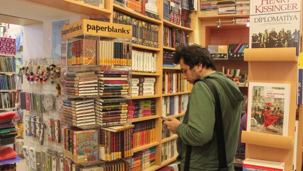 Kitab mağazasında alıcı - Sputnik Азербайджан