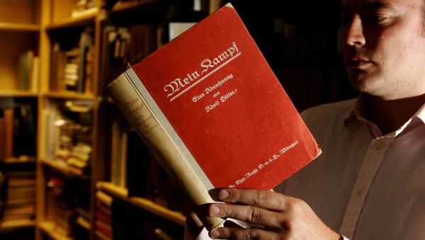 Книга Адольфа Гитлера Mein Kampf (Моя борьба). Архивное фото - Sputnik Азербайджан