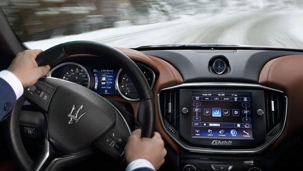 Мужчина за рулем Maserati. Архивное фото - Sputnik Азербайджан