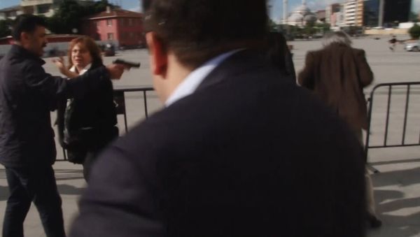 Неизвестный выстрелил в главного редактора Cumhuriyet у здания суда в Стамбуле - Sputnik Азербайджан