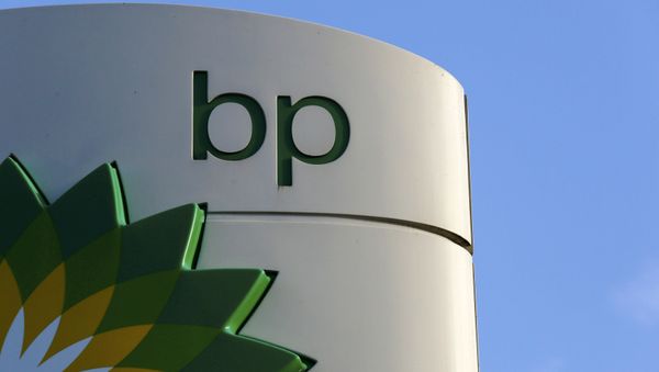 Эмблема BP на автозаправочной станции в Лондоне. Архивное фото - Sputnik Азербайджан