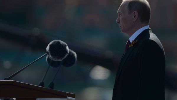 Президент РФ В.Путин и премьер-министр РФ Д.Медведев на военном параде в честь 71-й годовщины Победы в ВОВ - Sputnik Азербайджан