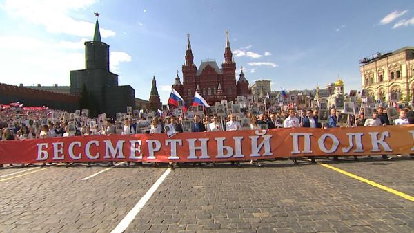 Бессмертный полк в Москве: как проходила акция в центре столицы - Sputnik Азербайджан