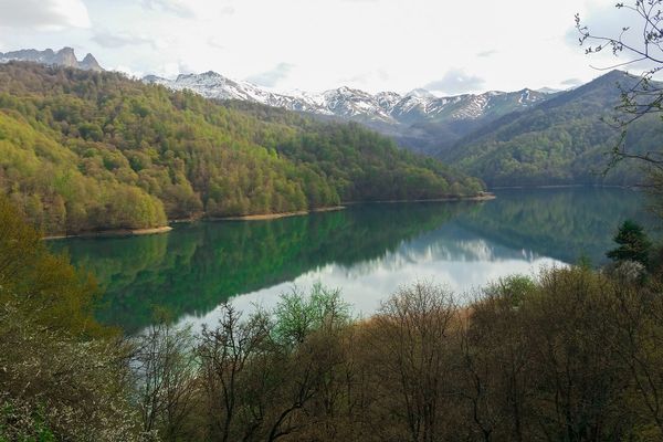 Озеро Гейгель образовалось в результате разрушительного землетрясения, произошедшего близ Гянджи 30 сентября 1139 года - Sputnik Азербайджан