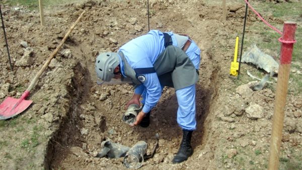 В селе Аскипара был обнаружен неразорвавшийся фосфорный артиллерийский снаряд калибра 122 мм - Sputnik Азербайджан