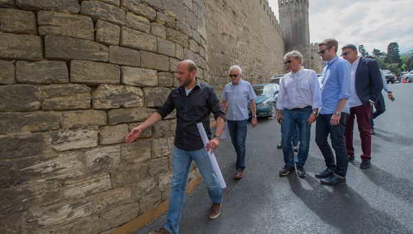 Делегация Ф1 знакомится с участком трассы на извилистом подъеме вдоль стены Ичеришехер - Sputnik Азербайджан