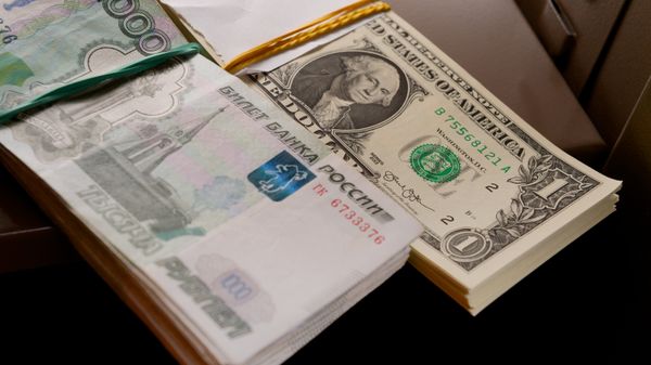 Купюры российского рубля и американских долларов - Sputnik Азербайджан