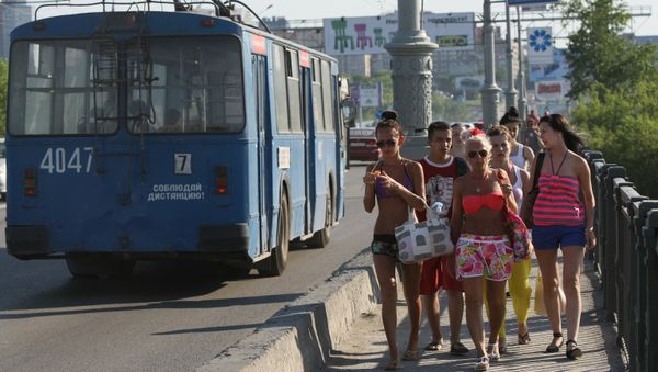 Горожане идут к месту купания по коммунальному мосту в Новосибирске. Архивное фото - Sputnik Азербайджан