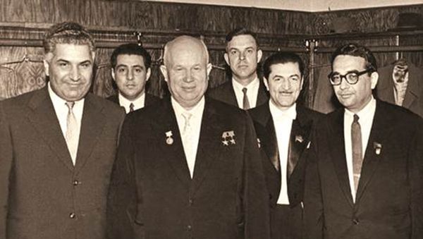 На фото, слева направо: первый секретарь ЦК КП Азербайджанской ССР Вели Ахундов, первый секретарь ЦК КПСС Никита Хрущев, маэстро Ниязи и композитор Кара Караев - Sputnik Азербайджан