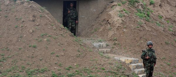 Азербайджанские военнослужащие на боевом посту. Архивное фото - Sputnik Азербайджан