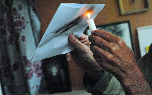Художник:Однажды взял лист бумаги, начал постепенно чернить копотью, смотрю, получается. С тех пор нарисовал немало работ - Sputnik Азербайджан