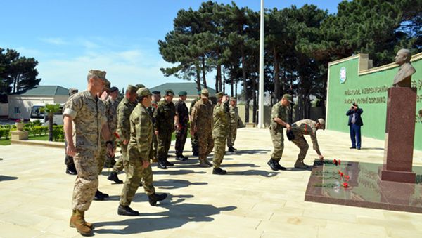 Аккредитованные в Азербайджане военные атташе посетили воинскую часть - Sputnik Азербайджан