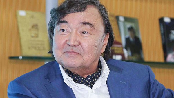 Поэт, писатель-литературовед, общественно-политический деятель Казахстана, дипломат Олжас Омарович Сулейменов - Sputnik Азербайджан