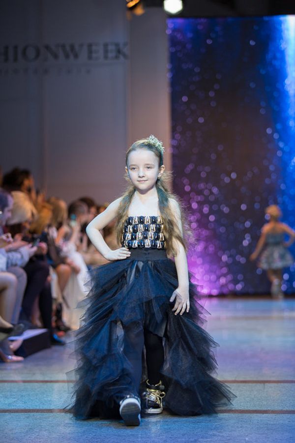 Дизайнер представила интересную коллекцию в сочетании экзотики и национального колорита. Коллекция дизайнера поразила изысканностью и утонченностью каждого образа - Sputnik Азербайджан