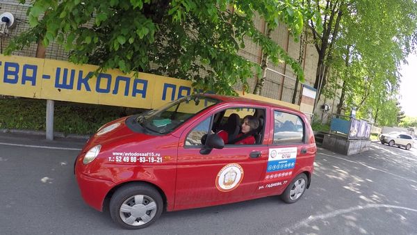 Девушка без рук учится водить автомобиль и рассчитывает получить права - Sputnik Азербайджан