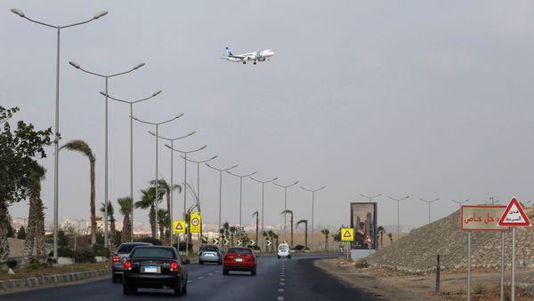 Самолет авиакомпании EgyptAir готовится совершить посадку в аэропорту Каира, Египет - Sputnik Азербайджан
