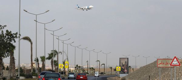 Самолет авиакомпании EgyptAir готовится совершить посадку в аэропорту Каира, Египет - Sputnik Азербайджан