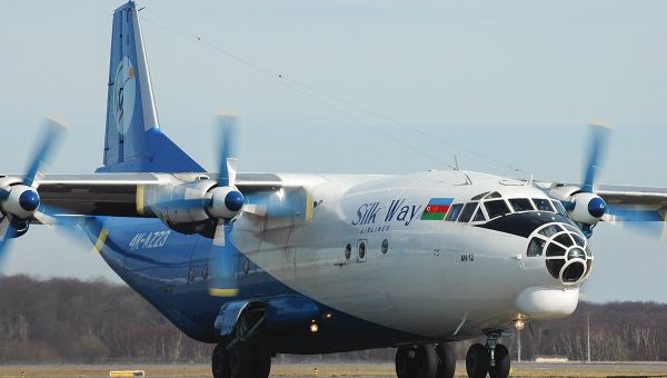 Cамолет АН-12 авиакомпании Silk Way. Архивное фото - Sputnik Азербайджан