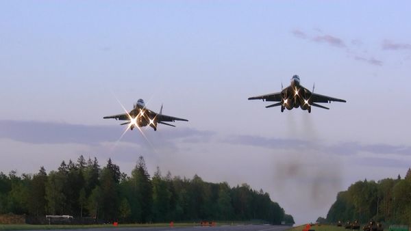 Ночная посадка: пилоты ВВС Беларуси провели учения на автотрассе - Sputnik Азербайджан