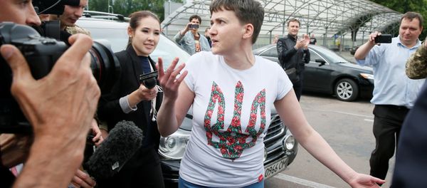 Надежда Савченко в Международном аэропорте Борисполь. Архивное фото - Sputnik Азербайджан