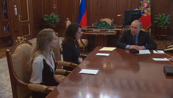 Путин поблагодарил родных погибших журналистов за просьбу помиловать Савченко - Sputnik Азербайджан