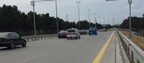 Вдоль скоростной автомобильной трассы Баку-Губа отсутствуют пешеходные переходы и зебры - Sputnik Азербайджан