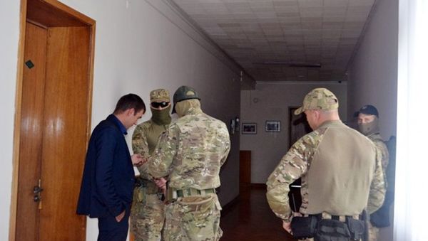 Сотрудники генеральной прокуратуры Украины и службы безопасности Украины проводят обыски в здании Одесской облгосадминистрации - Sputnik Азербайджан