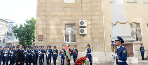 Ильхам Алиев посетил памятник, воздвигнутый в честь Азербайджанской Демократической Республики - Sputnik Азербайджан