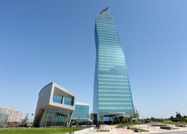Здание высотой 200 метров состоит из 40 этажей. Фундамент здания был заложен 12 октября 2010 - Sputnik Азербайджан