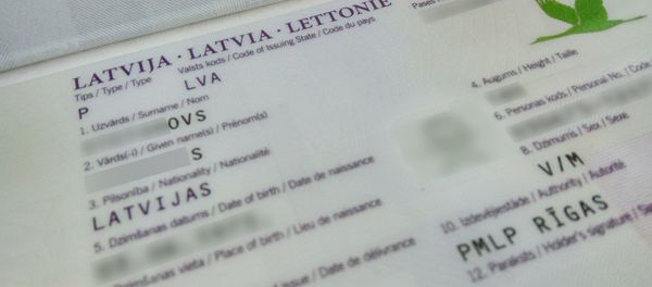 Разворот латвийского паспорта - Sputnik Азербайджан