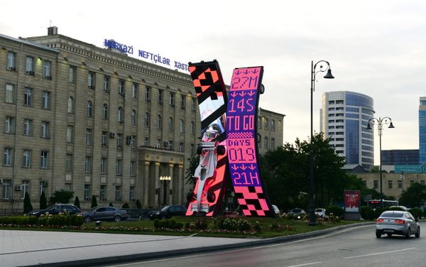 Инсталляция содержит элементы королевских гонок и бренда Baku City Circuit - Sputnik Азербайджан