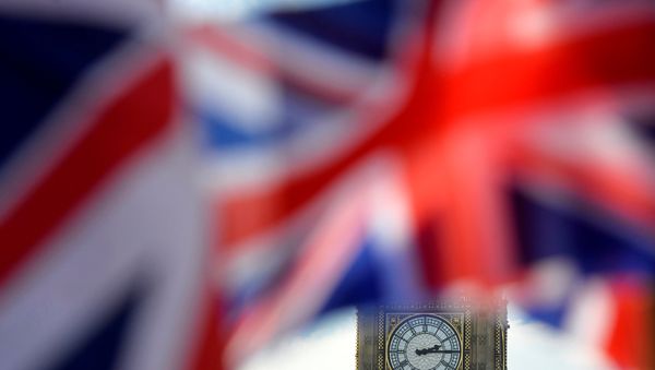 Башня Биг-Бен видна на фоне флага Великобритании - Sputnik Азербайджан