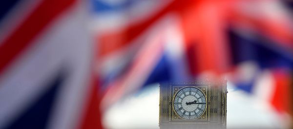 Башня Биг-Бен видна на фоне флага Великобритании - Sputnik Азербайджан