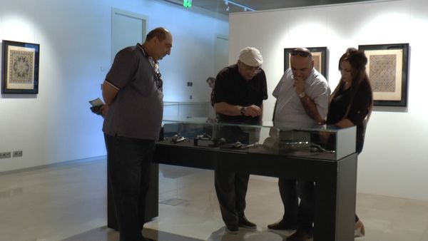 Музей ковра представил в своих стенах выставку оружия и драгоценностей - Sputnik Азербайджан
