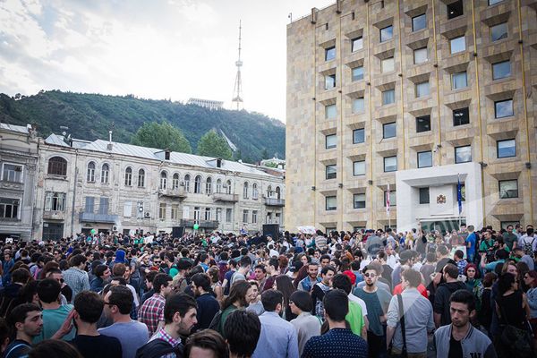 Акция за легализацию марихуаны у здания правительственной админстрации Грузии - Sputnik Азербайджан