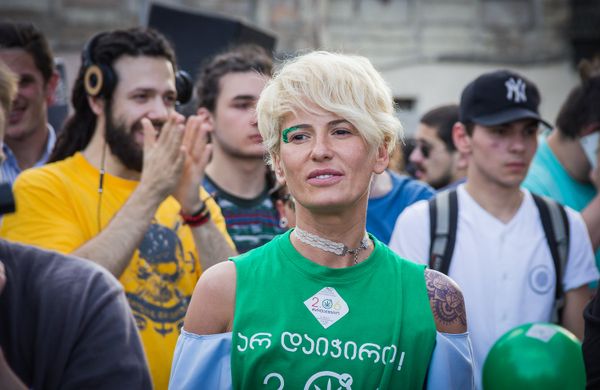 Участница акции за легализацию марихуаны, в майке с надписью Не арестовывай! - Sputnik Азербайджан