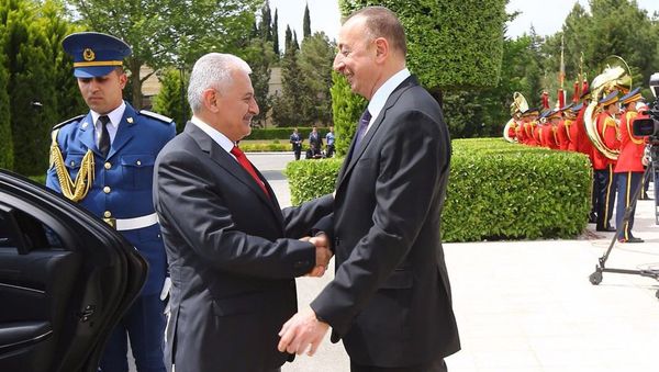 Президент Азербайджана Ильхам Алиев приветствует Бинали Йылдырыма в Баку - Sputnik Азербайджан