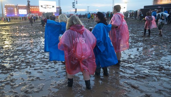 Посетители рок-фестиваля под открытым небом Rock am Ring в немецком городе Мендиг - Sputnik Азербайджан