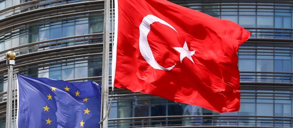 Флаги Евросоюза и Турции развеваются перед одним из отелей в Стамбуле - Sputnik Азербайджан