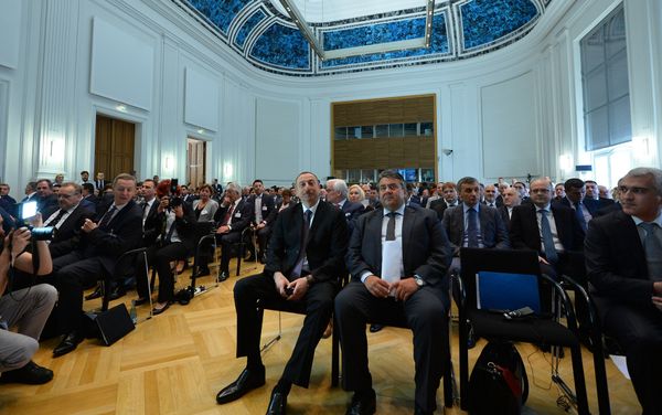 Руководитель Торгово-промышленной палаты Германия-Азербайджан Самир Ахундов рассказали участникам форума о развитии экономических связей между Азербайджаном и Германией - Sputnik Азербайджан