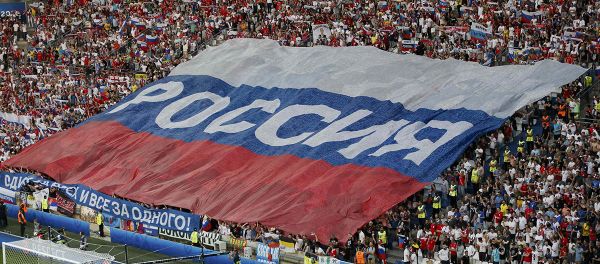 Болельщики сборной России растянули огромный флаг перед игрой во французском городе Марсель на стадионе Велодром - Sputnik Азербайджан