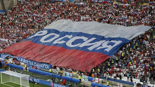 Болельщики сборной России растянули огромный флаг перед игрой во французском городе Марсель на стадионе Велодром - Sputnik Азербайджан
